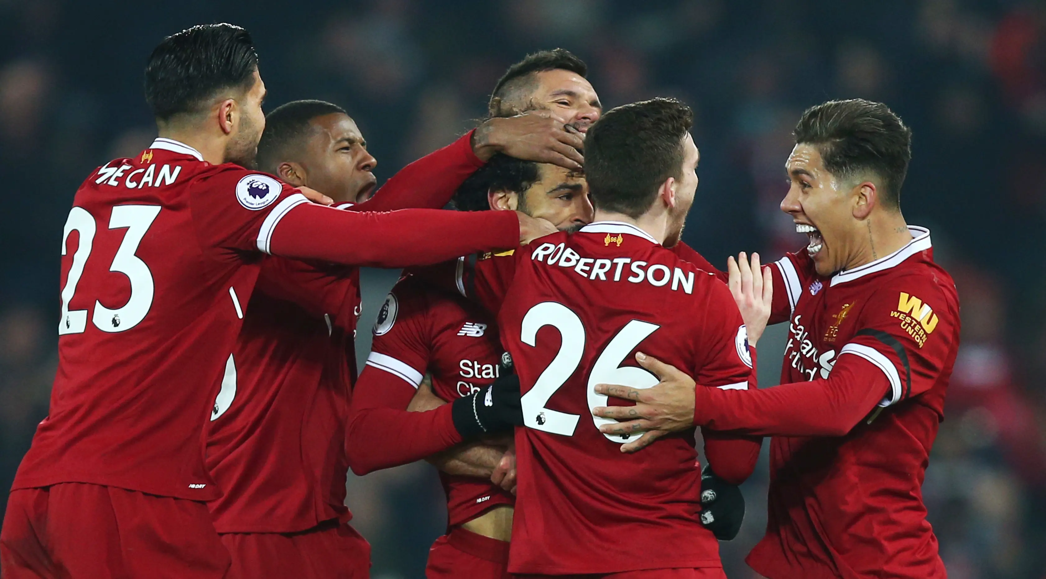 Pemain Liverpool merayakan gol Mohamed Salah ke gawang Manchester City pada pekan ke-23 Premier League 2017-2018 di Anfield Stadium, Minggu (14/1). Liverpool mampu menyudahi laga dengan kemenangan 4-3 atas Manchester City . (AP/Dave Thompson)