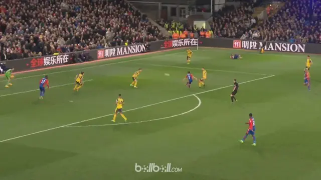 Berita video tendangan Yohan Cabaye yang membuat bola melambung masuk ke dalam gawang Arsenal. This video presented by BallBall.