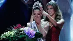Miss Afrika Selatan, Demi-Leigh Nel-Peters disematkan mahkota sebagai Miss Universe 2017 oleh Miss Universe 2016, Iris Mittenaere pada malam final di Las Vegas, Minggu (26/11). Demi-Leigh mengalahkan 91 kontestan lain dari seluruh dunia. (AP/John Locher)