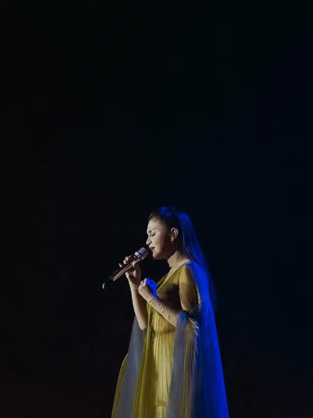 Potret Anggun Rossa Bak Sang Dewi dengan Gaun Emas di Konser 25 Tahun