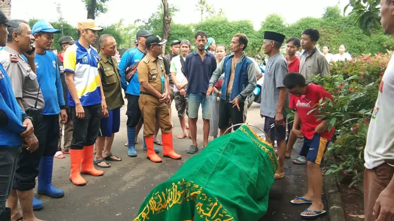 Dua warga di Jakbar jadi korban banjir.