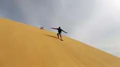 Sejumlah pengunjung berseluncur menggunakan papan sandboards di gurun pasir Wadi el-Rayan Fayoum, Mesir (18/11). Sandboarding ini hampir sama dengan snowboarding, yang membedakan adalah medannya di atas pasir. (Reuters/Mohamed Abd El Ghany)