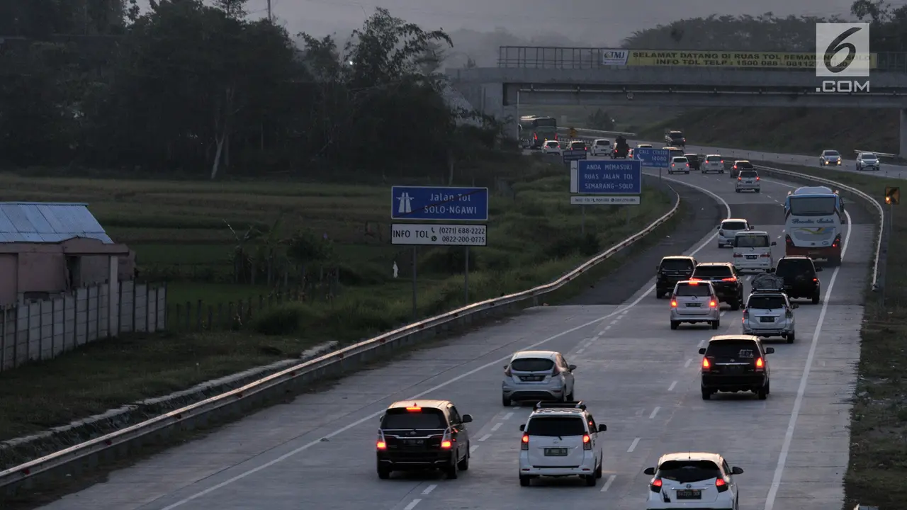 Pemudik Mulai Padati Tol Trans Jawa