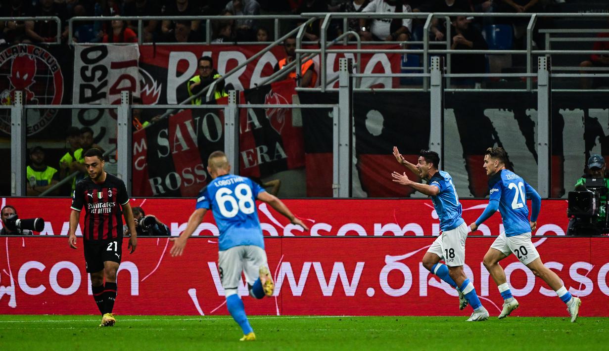 Penyerang Napoli, Giovanni Simeone (kedua kanan) berselebrasi setelah mencetak gol ke gawang AC Milan pada pertandingan lanjutan Liga Serie A Italia di stadion San Siro di Milan, Senin (19/9/2022). Napoli menang tipis atas AC Milan 2-1. (AFP/Miguel Medina)