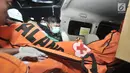 Tim medis saat memasukkan kantong berisi potongan tubuh korban jatuhnya pesawat Lion Air JT 610 ke mobil ambulans di posko evakuasi JICT 2, Tanjung Priok, Jakarta, Kamis (1/11). (Merdeka.com/Iqbal S. Nugroho)
