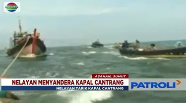 Ratusan nelayan menyandara satu kapal cantrang yang menangkap kerang di zona nelayan tradisional di Perairan Silo Baru, Sumatra Utara.