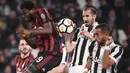Pemain AC Milan, Franck Kessie melakukan duel dengan pemain Juventus, Giorgio Chiellini (2kanan) pada laga Serie A di Allianz Stadium, Turin, (31/3/2018). Juventus menang 3-1. (AFP/Marco Bertorello)