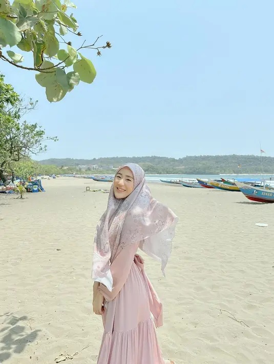 "Kami itu dikenalin... sama @buanae. Buana itu sahabat aku dan juga sahabat aa (Ikram)..," tulis Larissa mengawali ceritanya yang diunggah pada 5 Desember. [Instagram/larissachou]