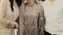 Tanpa mengenakan hijab di acara pengajian, Aaliyah memilih menggerai rambut kecoklatan. Seperti biasanya, rambutnya tampak model wavy. [@tatkalla]