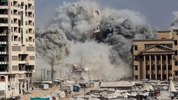 Israel melanjutkan pemboman intensif mereka yang menargetkan gedung-gedung tinggi yang diidentifikasi digunakan oleh milisi Hamas sebelum merencanakan penaklukan pusat perkotaan tersebut. (Omar AL-QATTAA/AFP)