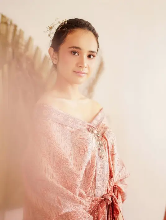 Saat menjalani pemotretan, wanita 25 tahun ini tampak begitu totalitas. Seperti kali ini, ia tampil dengan gaya busana yang berbeda. Michelle Ziudith tampil memukau dengan busana batik sesuai dengan tema pemotretannya untuk Hari Batik. (Liputan6.com/IG/@michelleziu)