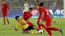 Gelandang Timnas Indonesia, Zulfiandi, menjatuhkan striker Malaysia, Muhammad Syafiq, pada laga Kualifikasi Piala Dunia 2022 di SUGBK, Jakarta, Kamis (5/9). Indonesia kalah 2-3 dari Malaysia. (Bola.com/Peksi Cahyo)