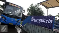 Bus Transjakarta berangkat dari Pool Pemberangkatan Tranjakarta, Ciputat, Tangsel,Senin (6/6) PT Transportasi Jakarta menghadirkan 2 rute baru yakni Ciputat-Bundaran HI dan BSD-Slipi yang mulai beroperasi hari ini. (Liputan6.com/Helmi Afandi) 