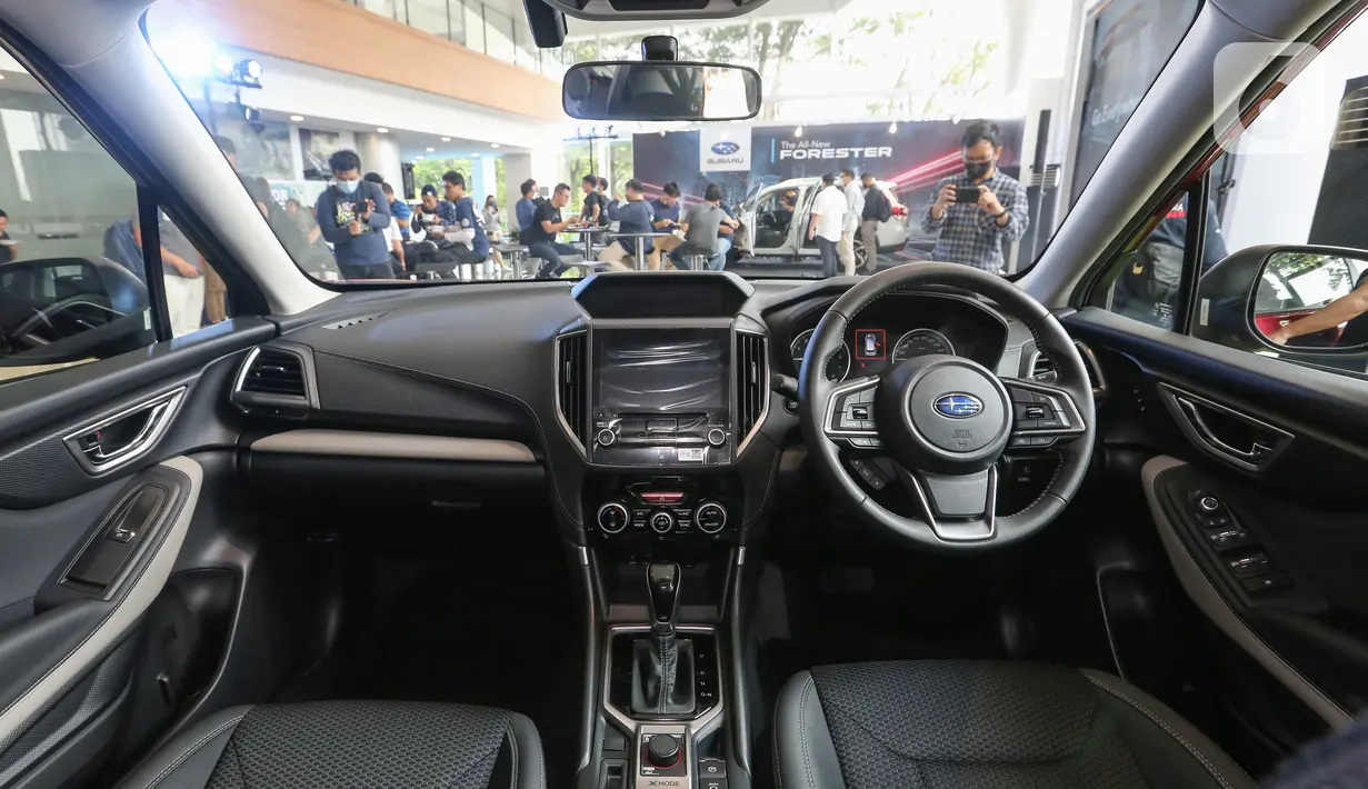 Tampilan interior All new Subaru Forester tipe 2.0i-L pada peluncuran All-new Subaru Forester di Plaza Subaru, Alam Sutera, Rabu (18/5/2022). All-new Subaru Forester yang dipasarkan di Indonesia dilengkapi dengan 1 pilihan mesin, Subaru FB20, Boxer Engine, 4-silinder, 2.0L Naturally Aspirated yang menghasilkan tenaga 156 ps pada 6000 rpm dan torsi hingga 196 Nm di 4000rpm. (Liputan6.com/Fery Pradolo)