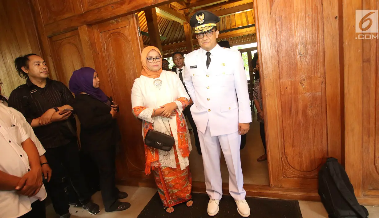 Gubernur DKI terpilih, Anies Baswedan dan istrinya, Rafi Fery Farhati bersiap menuju Majid Sunda Kelapa dari rumahnya di Lebak Bulus, Jakarta, Senin (16/10). Anies ke Sunda Kelapa untuk menemui wakilnya, Sandiaga Uno. (Liputan6.com/Immanuel Antonius)