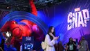 Seorang pengunjung berdiri di depan poster game MARVEL SNAP di stan Nuverse di pameran video game Gamescom di Cologne, Jerman bagian barat, pada tanggal 23 Agustus 2023. (AFP/Ina Fassbeder)