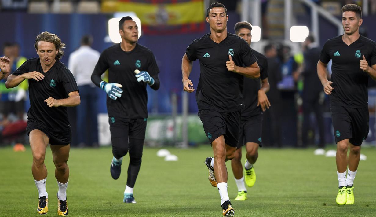 Bintang Real Madrid, Cristiano Ronaldo, melakukan pemanasan saat latihan jelang laga Piala Super Eropa di Stadion National Arena Filip II, Skpje, Senin (7/8/2017). Real Madrid akan bertanding melawan Manchester United. (AFP/Dimitar Dilkoff)