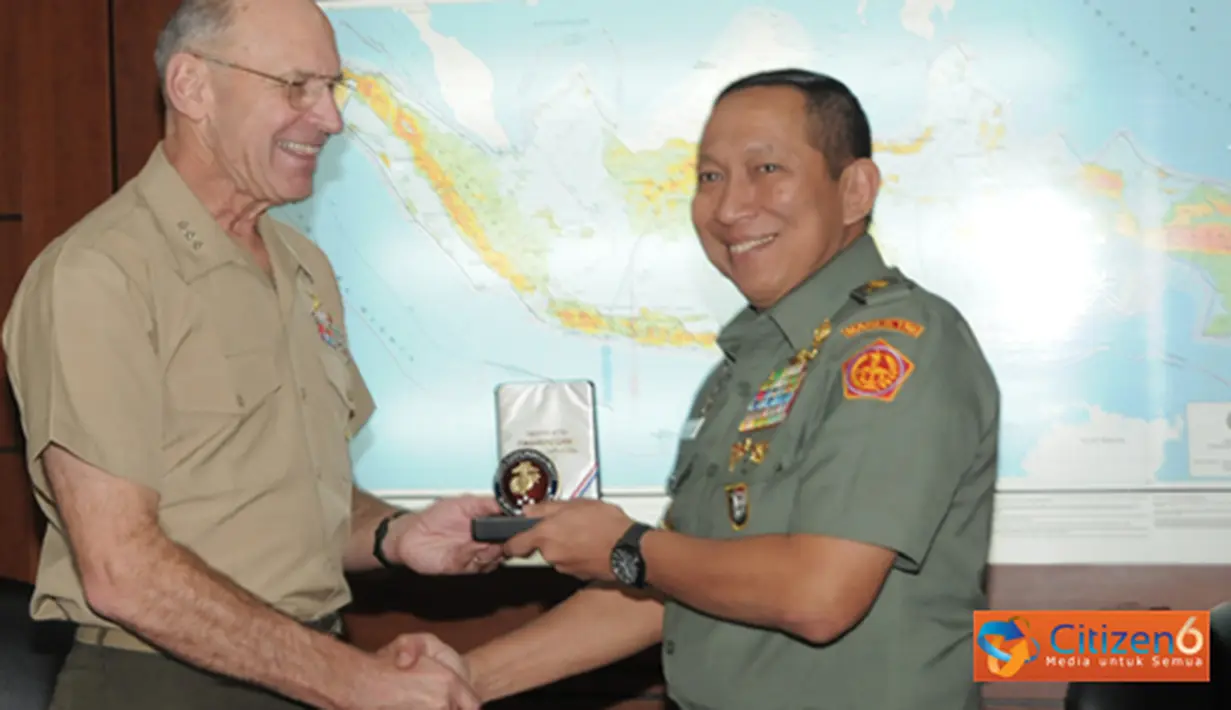 Citizen6, Cilangkap: Kasum TNI Letjen TNI J. Suryo Prabowo menyerahkan cinderamata kepada Commander US Marine Corps Forces Pacific, Liutenant General Duane D. Thiessen. (Pengirim: Badarudin Bakri)
