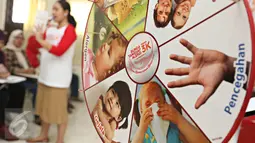 Departemen FKK UI memberikan penyuluhan mengenai alergi di Klinik Dokter Keluarga FKUI Jakarta, Rabu (13/4). Sarihusada bekerjasama dengan Dept. IKK FK UI menyelenggarakan Allergy Awarness Week pada 10-17 April 2016 (Liputan6.com/Immanuel Antonius)