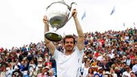 Petenis Britania, Andy Murray, mengangkat trofi usai mencetak rekor lima kali juara turnamen pemanasan Wimbledon, Aegon Championships, Minggu (19/6/2016). (Bola.com/Twitter/ATPWorldTour)