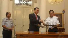 Pemprov DKI Jakarta bekerjasama dengan Kementerian Perhubungan dan PT KAI, (1/10/14). (Liputan6.com/Herman Zakharia)