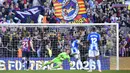 Eksekusi penalti bek Espanyol, Joselu ke gawang Barcelona pada laga Liga Spanyol 2022/2023 di El Camp Nou Stadium, Barcelona (31/12/2022). Espanyol yang bertindak sebagai tamu mampu menjebol gawang Barcelona pada pekan ke-15 dalam laga yang akhirnya tuntas 1-1. Gol Espanyol dicetak via eksekusi penalti Joselu pada menit ke-73. Sementara gol Barcelona dihasilkan Marcos Alonso pada menit ke-7. (AFP/Pau Barrena)