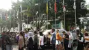 Antrean warga saat mengurus surat pindah tempat memilih atau Formulir A5 Pemilu 2019 di Kantor KPUD Jakarta Selatan, Jakarta, Rabu (10/4). Ratusan warga rela mengantre sejak pagi untuk mengurus Formulir A5. (Liputan6.com/Herman Zakharia)