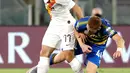 Gelandang AS Roma,Henrikh Mkhitaryan berebut bola dengan pemain Parma,  Dejan Kulusevski dalam laga Serie A 2019-20 giornata 31 di Stadion Olimpico, Kamis (9/7/2020) dini hari WIB. AS Roma sukses mengalahkan Parma dengan skor tipis 2-1. (AP Photo/Alessandra Tarantino)