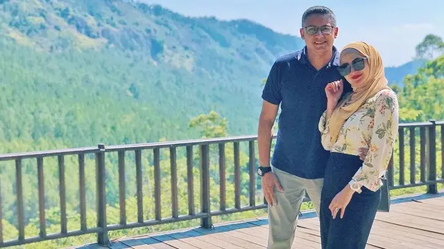 Jarang Tersorot, Ini 7 Potret Mesra Natalie Sarah dan Suami