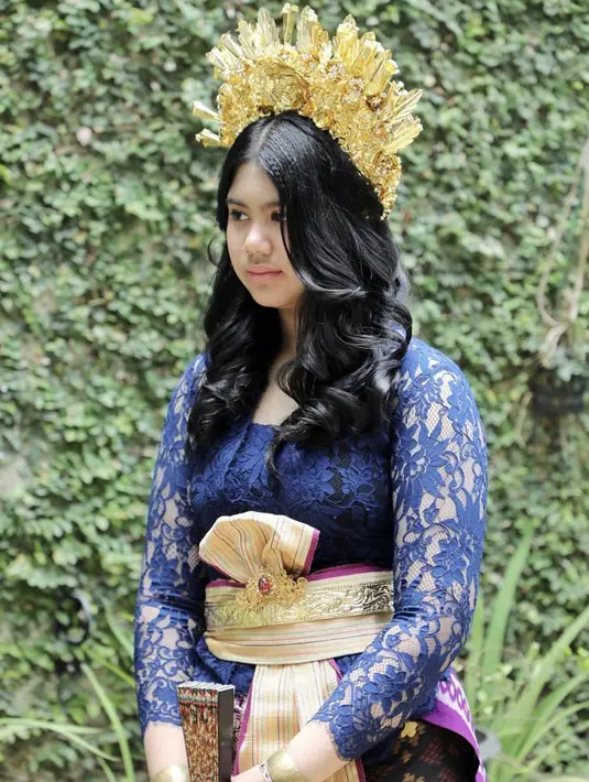 <p>Merayakan 17an tahun ini, ia pun tampil anggun mengenakan baju adat dari Bali. Almira mengenakan kebaya brokat warna navy lengmap dengan obi keemasan yang serasi dengan aksesori kepalanya.&nbsp;@annisayudhoyono</p>