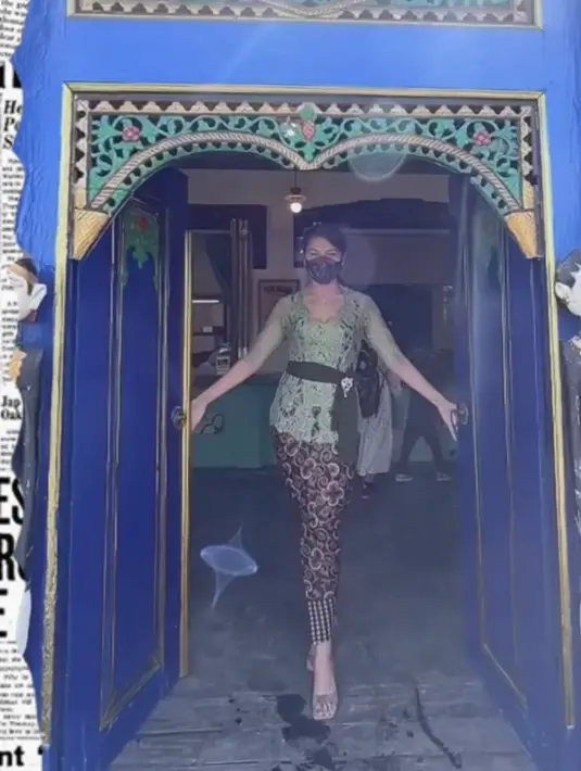 <p>Ia juga tampil dengan brokat kebaya warna hijau lengan 3/4. Dipadukan kain lilit cokelatnya serta obi hijau lumutnya. @tamarableszynskiofficial</p>