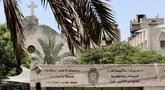 Pemandangan kerusakan pada gereja Keluarga Kudus di Kota Gaza setelah serangan Israel terhadap gereja, di lingkungan Zeitoun, Kota Gaza pada 17 Juli 2025. (Omar AL-QATTAA/AFP)