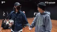 Topi dan gelas Jungkook BTS bikin geger saat muncul di video latihan koreografi Jimin BTS. (dok. tangkapan layar YouTube BANGTANTV)