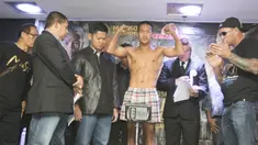 Petinju Indonesia, Daud Yordan, melakukan timbang badan jelang laga melawan petinju Jepang, Yoshitaka Kato. (Bola.com/Vitalis Yogi Trisna)