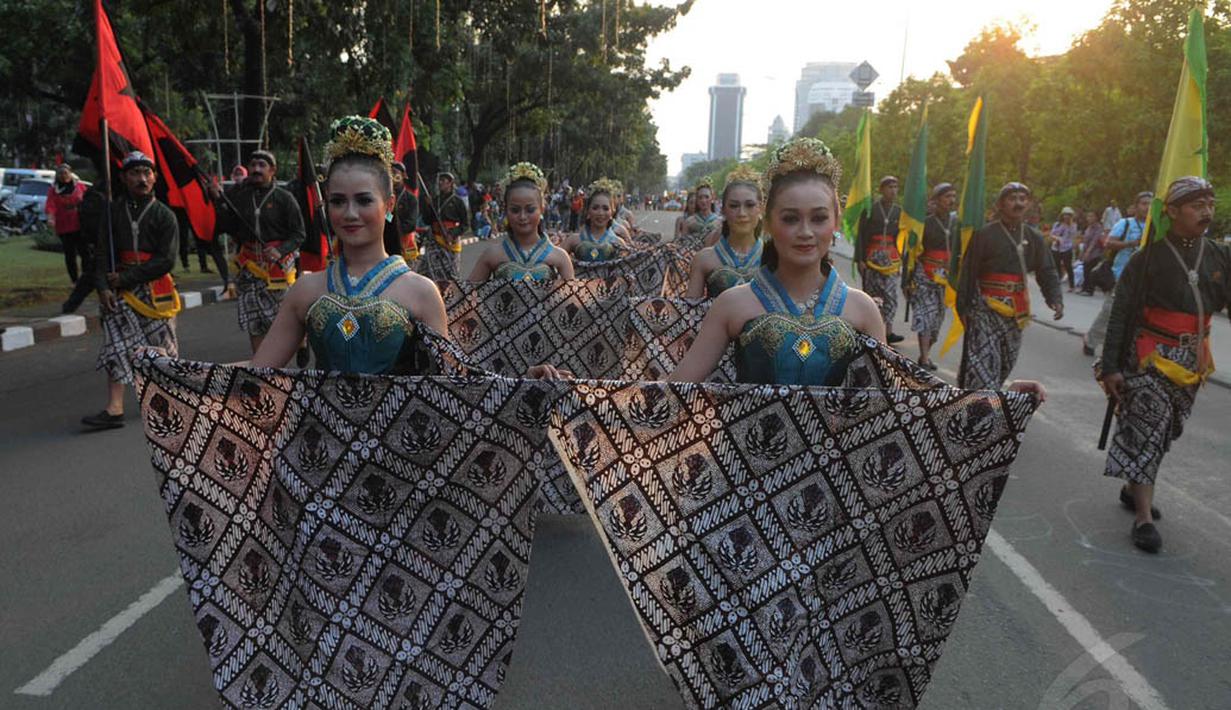 Peserta Pawai Karnaval Budaya melintas di Jalan Medan Merdeka Barat, Jakarta, Senin (18/8/14). (Liputan6.com/Herman Zakharia)