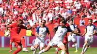 Cyle Larin mencetak gol di laga Kanada vs Bosnia dan Herzegovina di matchday 1 Grup B Piala Dunia 2026 di Toronto Stadium, Toronto, Kanada, Sabtu (13/06/2026) dini hari WIB. (AP Photo/Sam Balkansky)