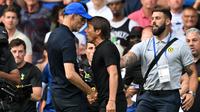 Merasa ada makna lain dari jabat tangan tersebut, Conte pun kembali menghampiri Tuchel. Ekspresi marah dari kedua pelatih tersebut tak dapat dihindarkan. (AFP/Glyn Kirk)