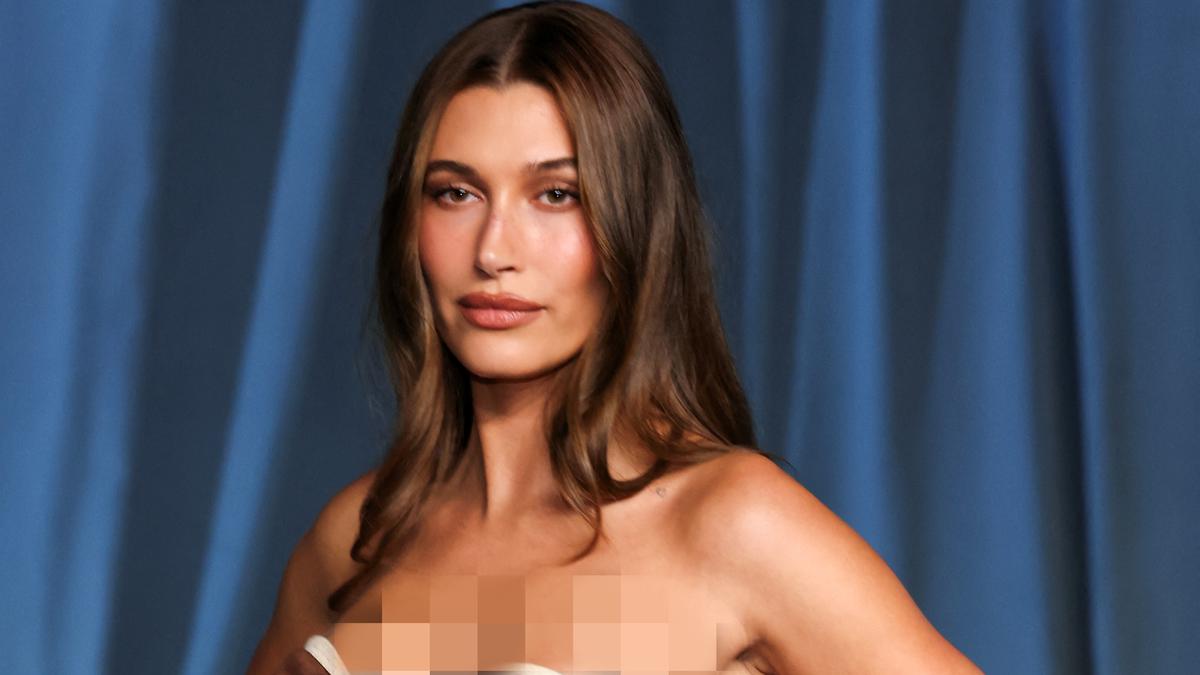 Momen Lucu Hailey Bieber Susah Duduk karena Pakai Gaun Korset Ketat di Gala Museum Academy 2025