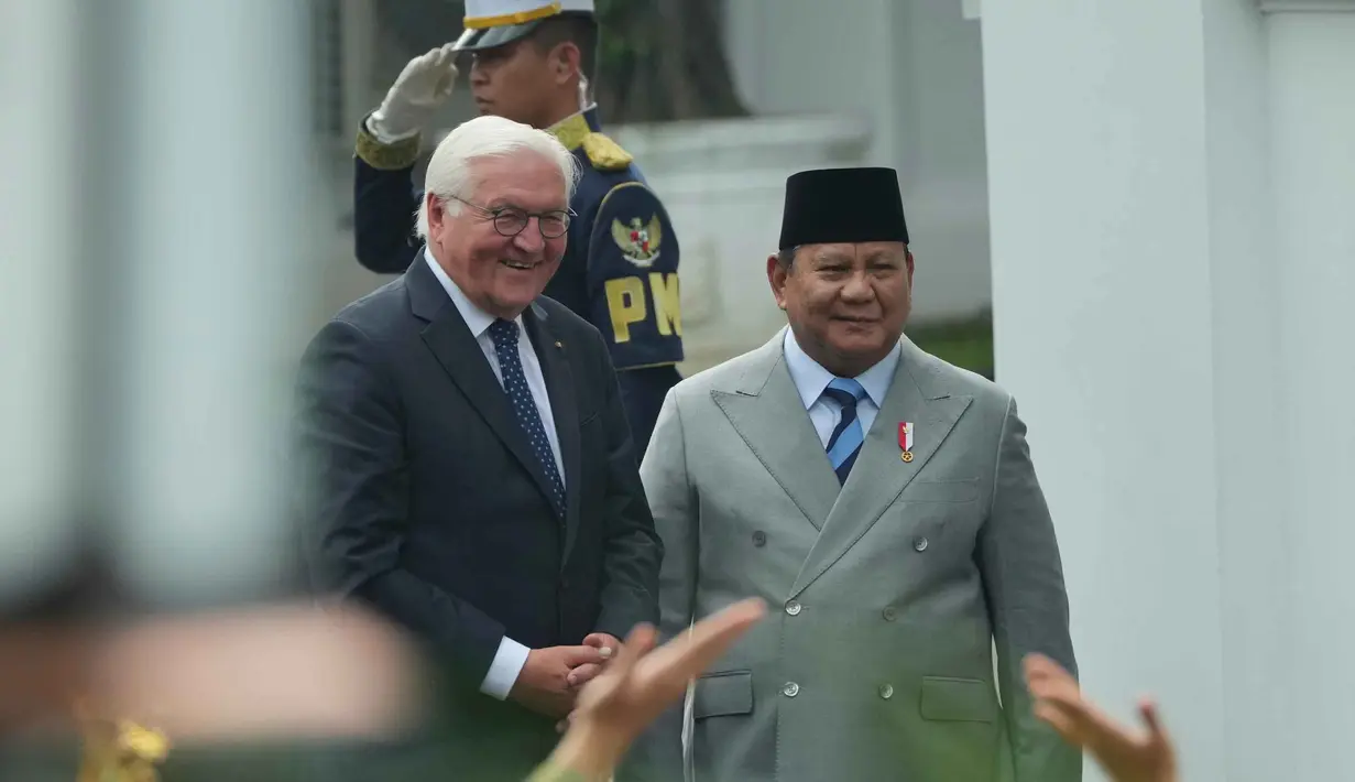 Presiden Republik Federal Jerman, Frank-Walter Steinmeier (kiri)  berbareng Presiden Republik Indonesia, Prabowo Subianto menyaksikan penampilan para penari saat upacara penyambutan menjelang pertemuan mereka di Istana Merdeka, Jakarta, Senin 15 Juni 2026. (AP Photo/Achmad Ibrahim)