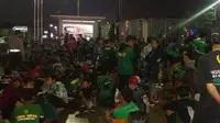 Bonek Mania di Stadion Wibawa Mukti, Cikarang, Bekasi, Jumat (10/11/2017). (Bola.com/Zaidan Nazarul)