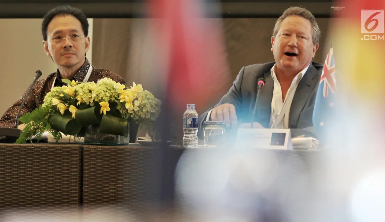 Chairman Fortescue Metals Group, Andrew Forrest (kedua dari kanan) dan President Commissioner Emtek, Eddy Sariaatmadja (kiri) membuka Process Business Forum 2018, yang diikuti pebisnis dari beberapa negara di Bali, Senin (6/8). (Liputan6.com/Johan Tallo)
