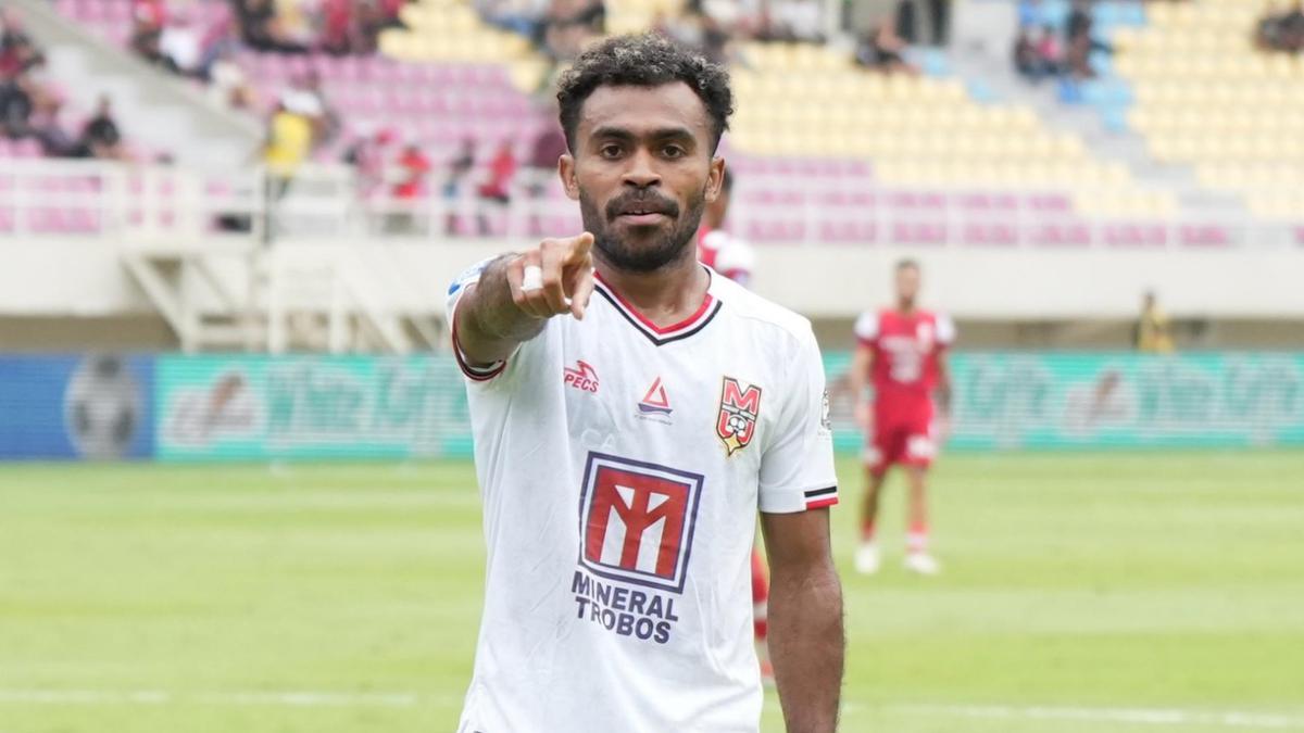 Cetak Hattrick dalam 8 Menit, Yakob Sayuri Dipuji Jokowi Usai Malut United Gasak Persis