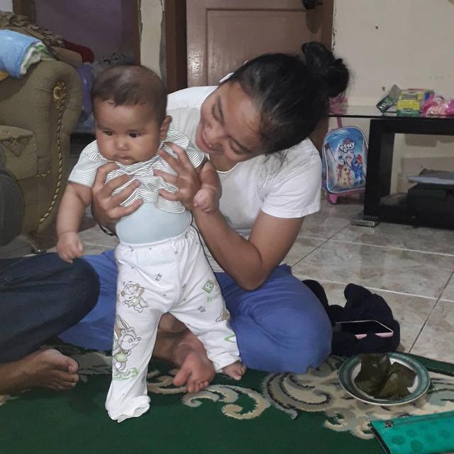 5 Potret Windy Cantika saat Bersama Keluarga, Sang Ibu Atlet Angkat Besi 90-an