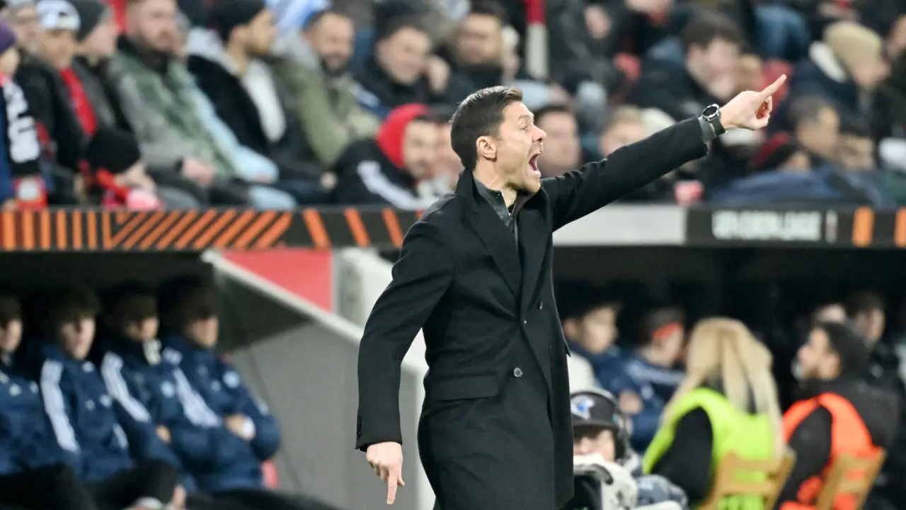 Foto: Melihat Lebih Dekat Cara Xabi Alonso Menginstruksikan Anak Asuhnya dari Pinggir Lapangan
