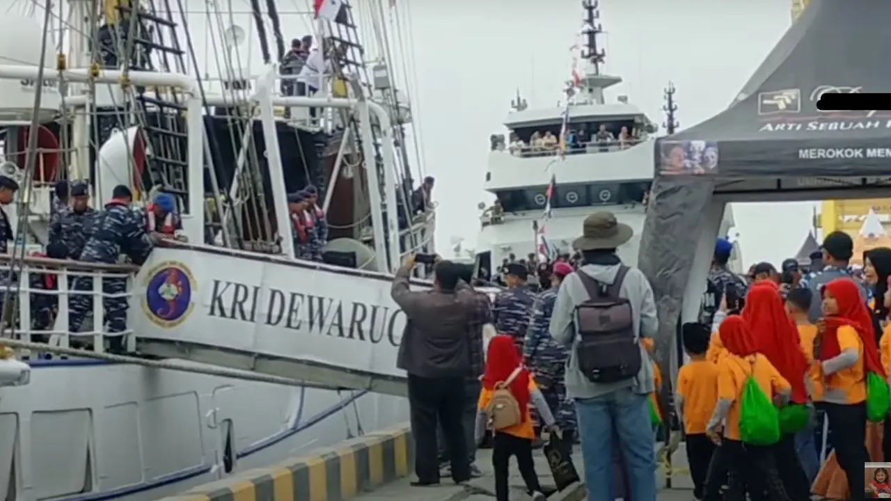 KRI Dewaruci di Festival Dermaga Semarang