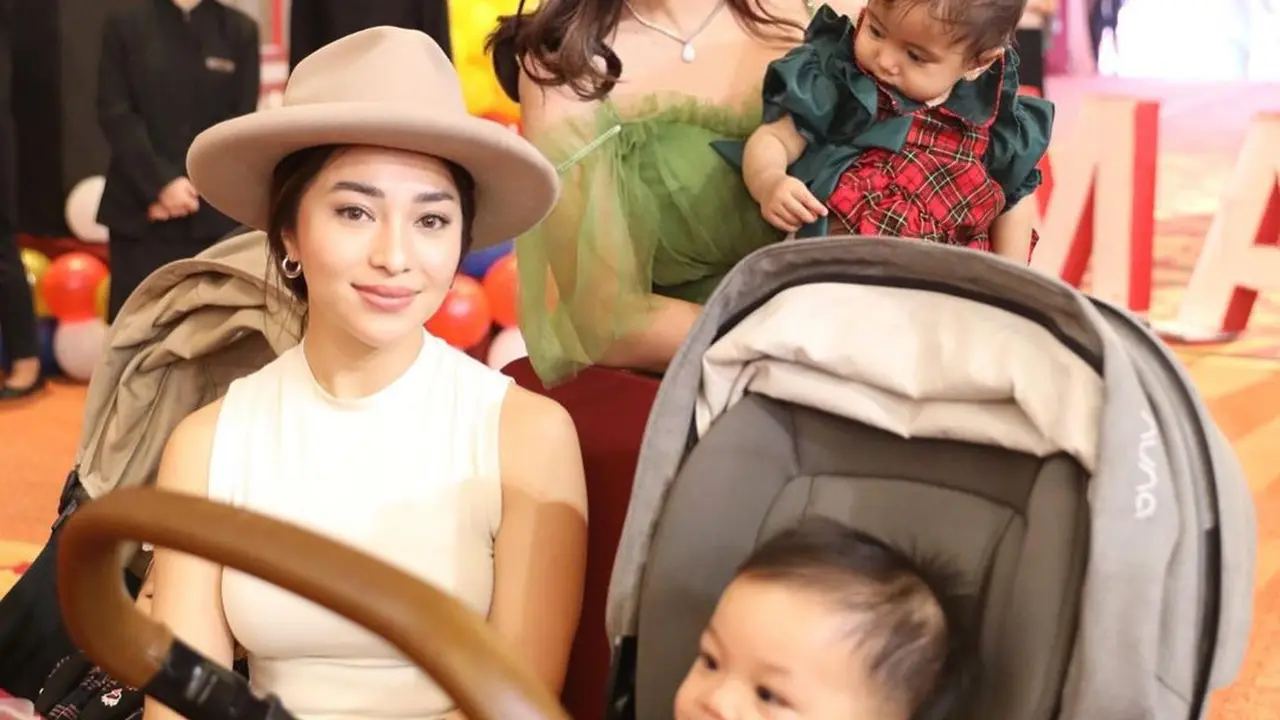 Gaya Simpel Tapi Elegan Nikita Willy Pakai Topi Fedora saat Hadiri Pesta Ultah Ameena