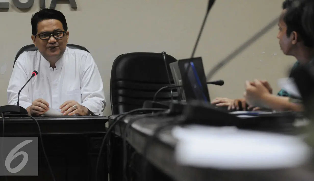 Ketua KPU Husni Kamil Manik memberikan keterangan saat diskusi publik di Media Center Bawaslu, Jakarta, Jumat (10/6). Diskusi membahas mengenai tanggapan dan persiapan teknis penyelenggaraan Pilkada merujuk pada UU (Liputan6.com/Helmi Afandi)