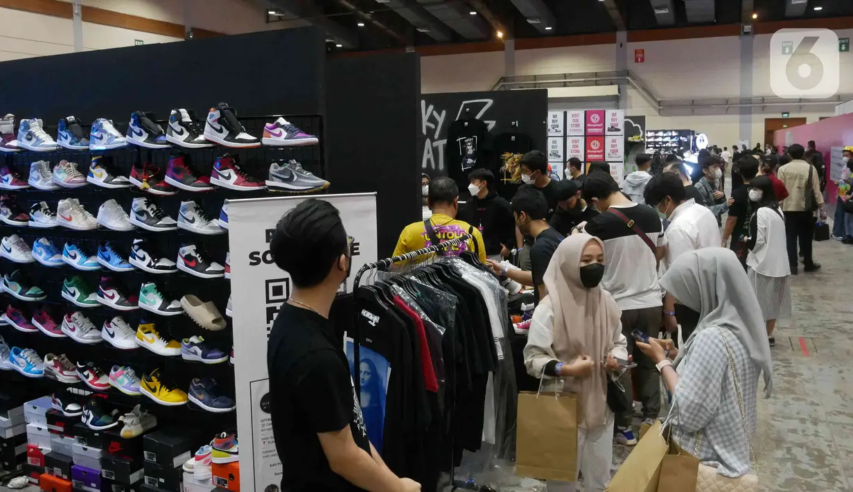 Suasana acara Urban Sneaker Society 2021 di Jakarta Convention Center, Senayan, Jakarta, Minggu (5/12/2021). Urban Sneaker Society kali ini menghadirkan berbagai brand lokal pilihan mulai dari Streetwear Brand, Sneaker Market, Thrift. (Liputan6.com/Herman Zakharia)