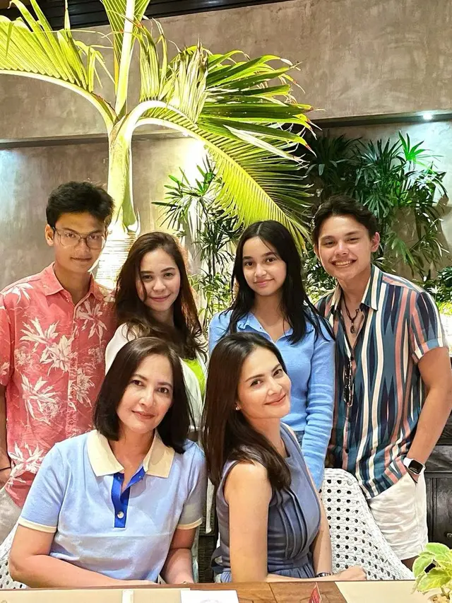Potret harmonis keluarga Cut Tary dan Sindy (Instagram/ cuttaryofficial)