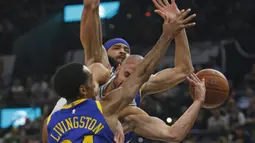 Aksi pemain Spurs, Manu Ginobili (tengah) saat melewati adangan dua pemain Warriors pada laga NBA basketball game di AT&T Center, San Antonio, (2/11/2017) waktu setempat. Warriors menang 112-92. R(onald Cortes/Getty Images/AFP)
